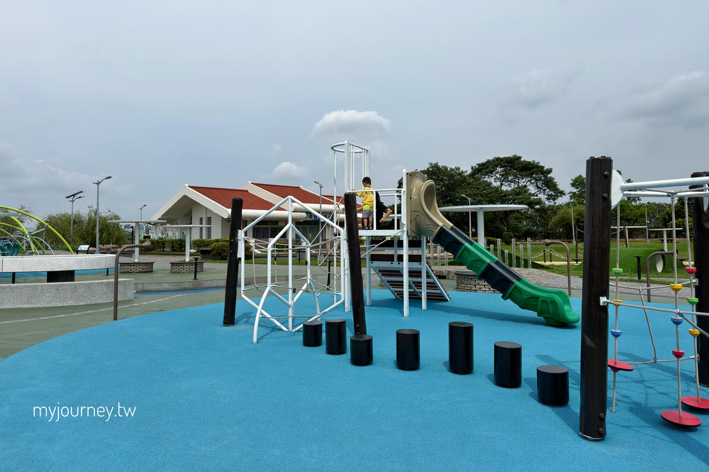 【內湖運動公園】搭電梯才能玩水？還能看飛機，台北免費玩水景點