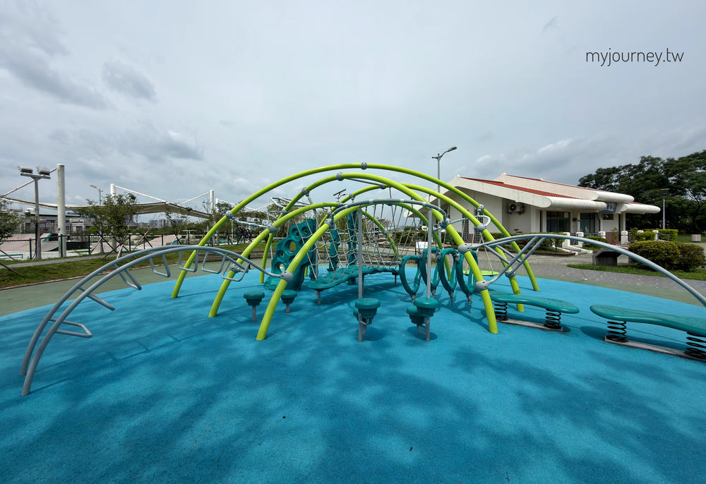 【內湖運動公園】搭電梯才能玩水？還能看飛機，台北免費玩水景點