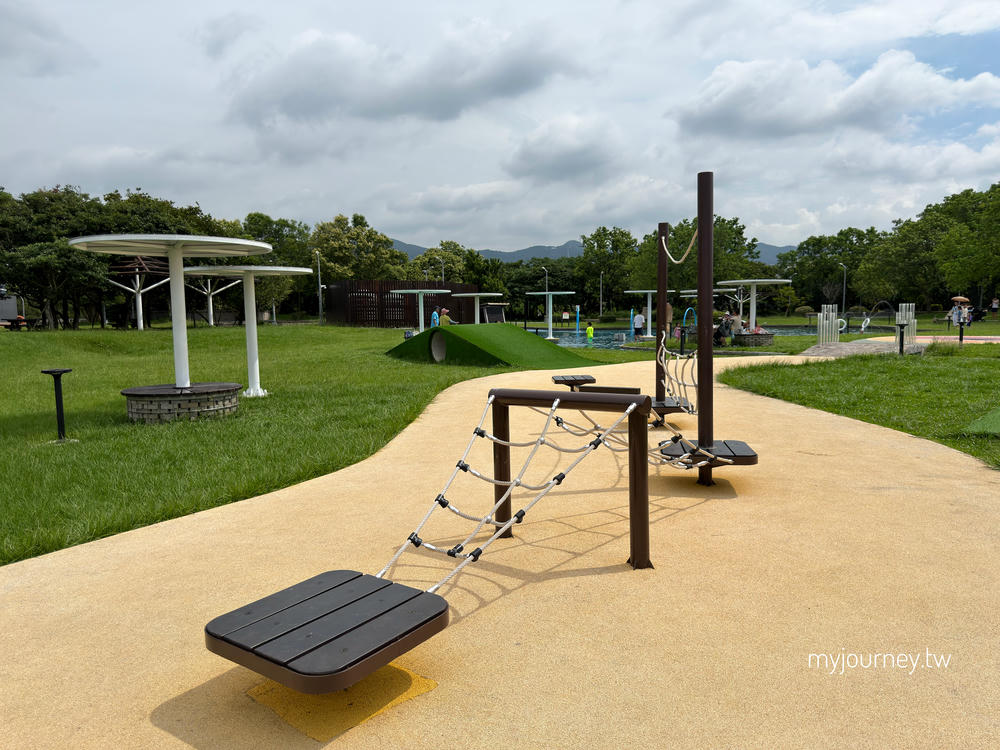【內湖運動公園】搭電梯才能玩水？還能看飛機，台北免費玩水景點